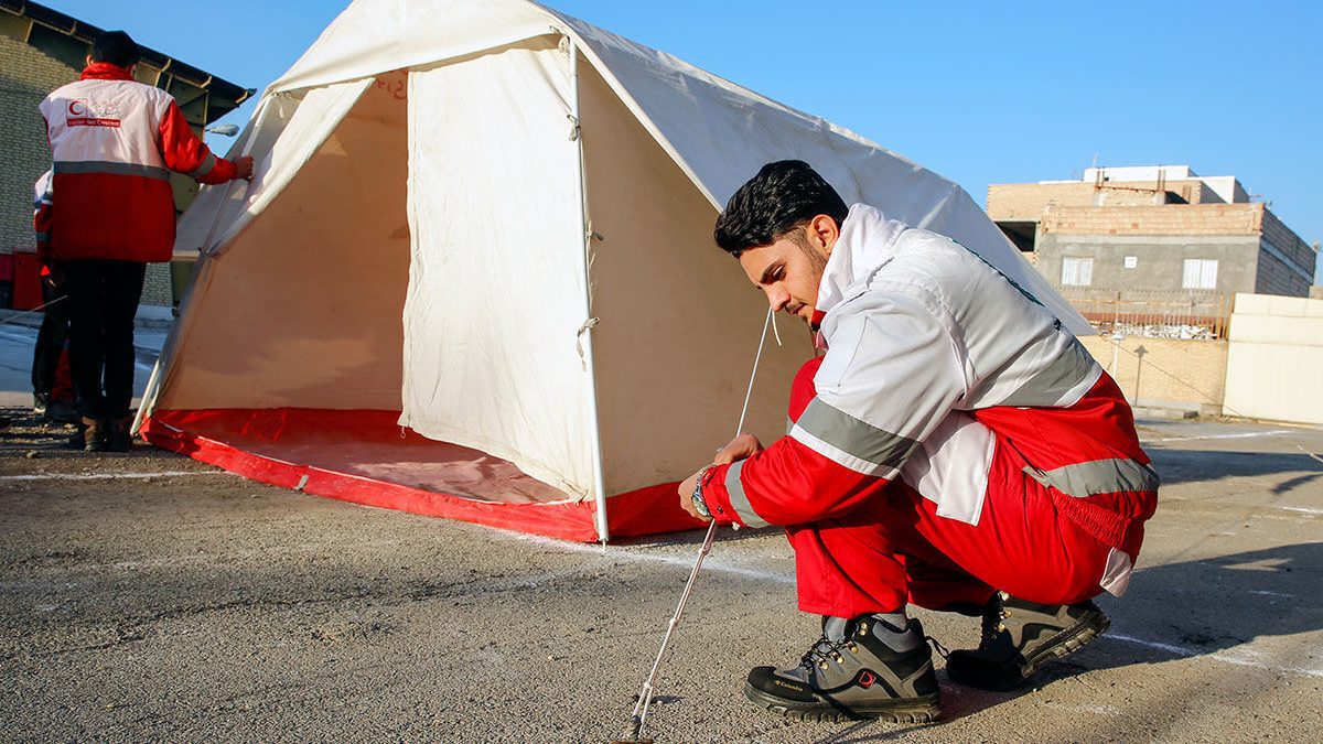 ارسال محموله چادرهای اقامتی توسط وزارت بهداشت به مناطق زلزله‌زده