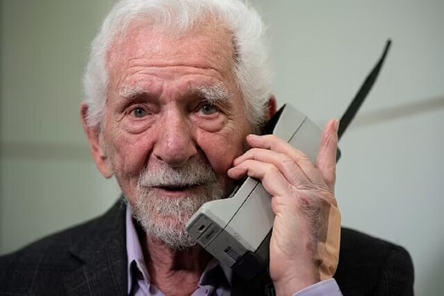 اولین موبایل جهان در دست مخترعی که حالا ۹۴ ساله