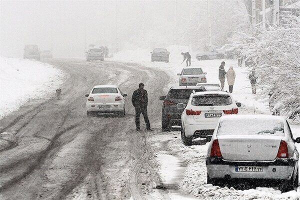 رهاسازی ۹۷ خودرو از برف و کولاک در شبانه روز