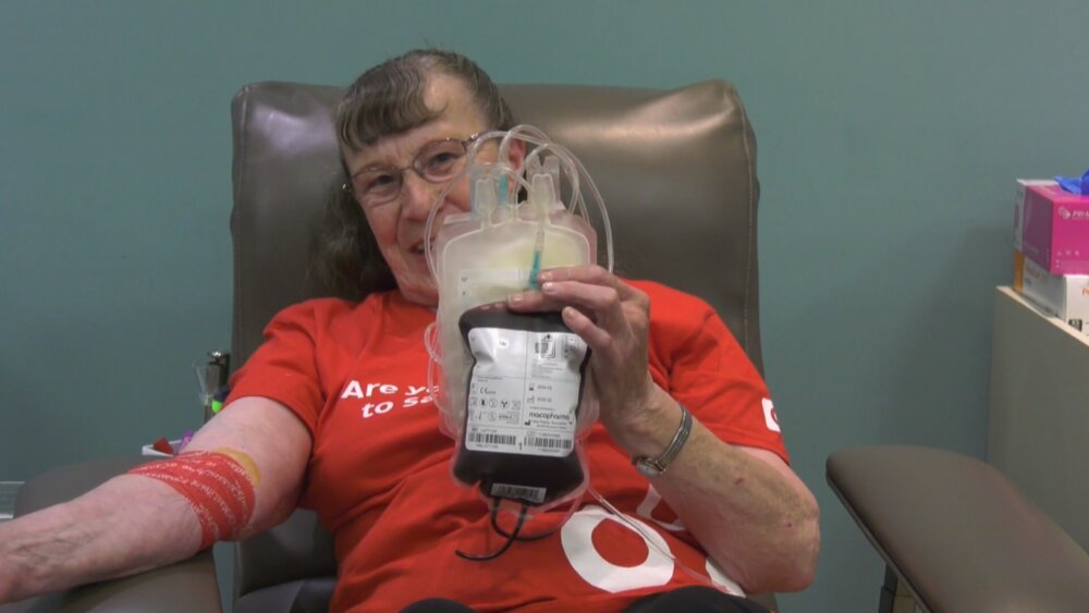 عکس| رکورد اهدای خون جهان در دست یک زن ۸۰