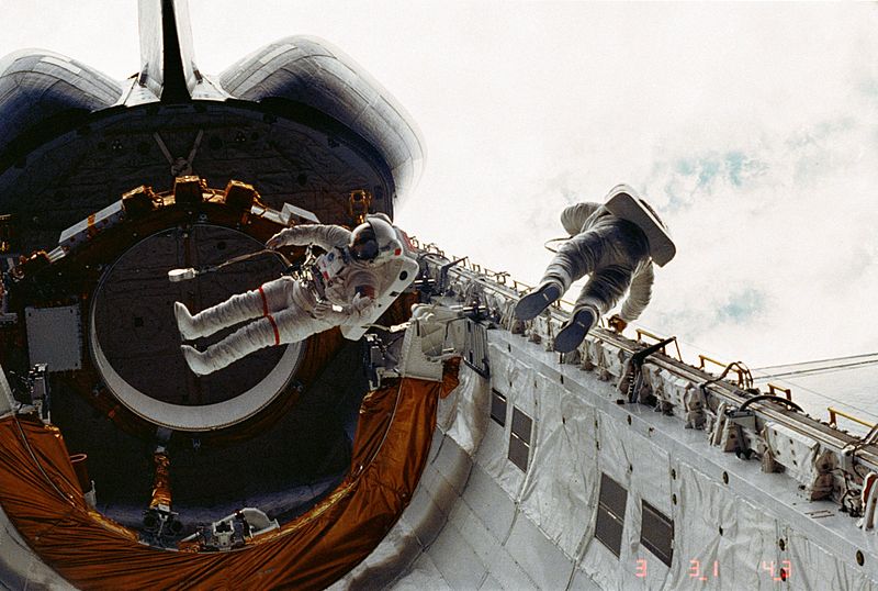امروز در فضا: اولین راهپیمایی فضایی خارج از شاتل طی
