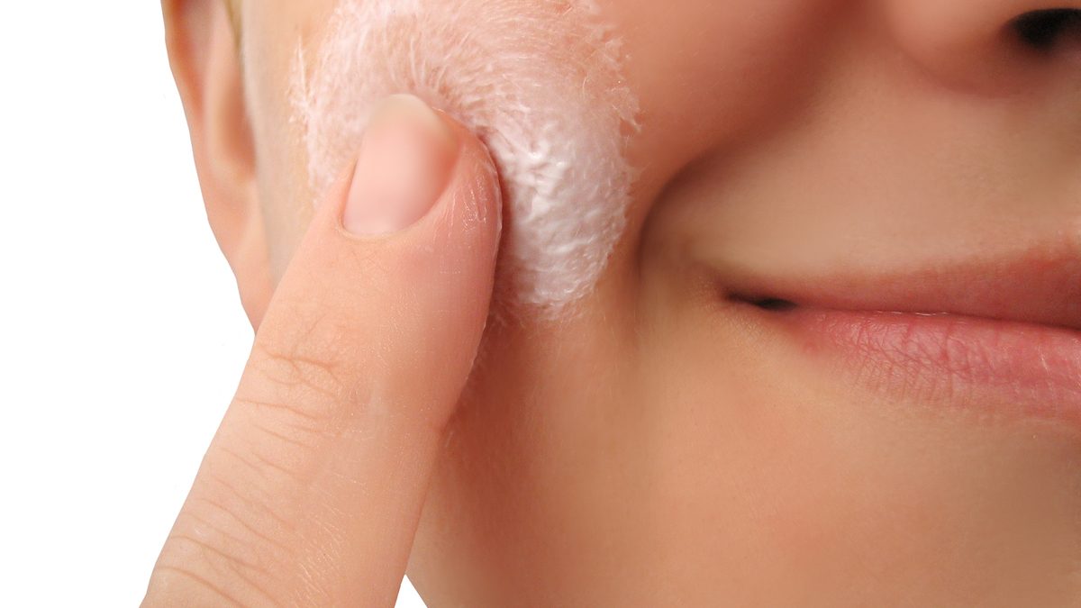چگونه از پوست حساس مراقبت کنیم؟ راهنمای حفظ زیبایی پوست