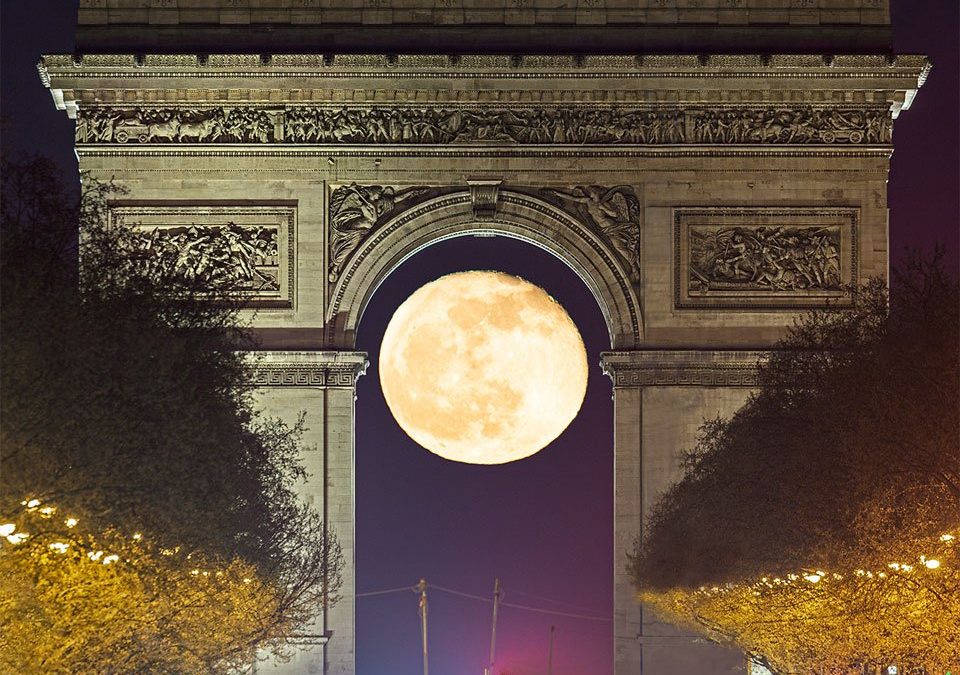 تصویر روز ناسا: تماشای ماه کامل از میان طاق پیروزی