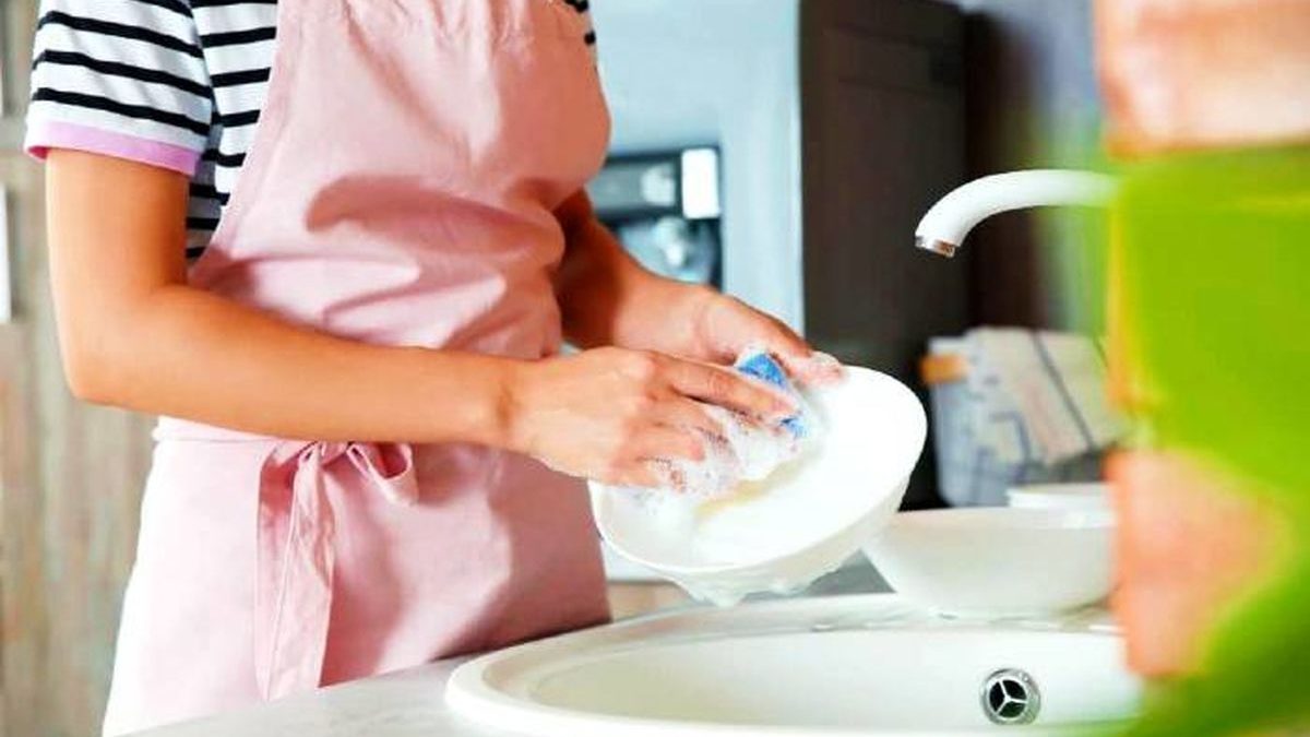 چرا شستن ظرف ها با آب گرم بهتر از آب